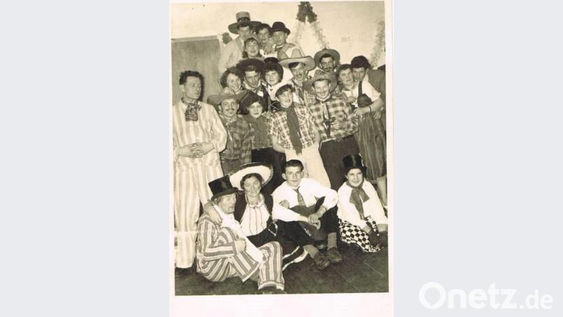 Die Kostümierten beim Fußballerball 1958. Archivbild: bk
Oder: Stimmung und gute Laune beim FC-Ball 1958. Archivbild: bk