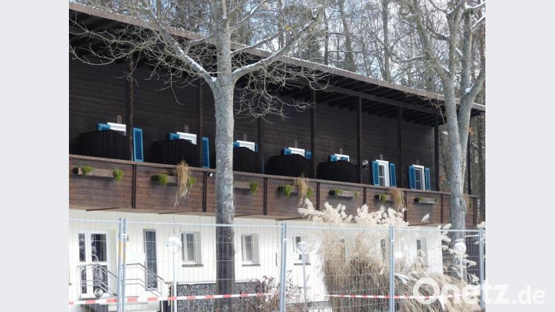 Neben dem Dach mit &quot;Durchsturzgefahr&quot; ist auch die Balkonbrüstung des Gebäudes &quot;angegriffen&quot;. Bild: rn