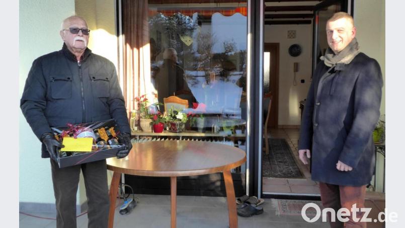 Bürgermeister Dietmar Schaller gratuliert als Vorsitzender des Männergesangvereins Pirk dem Neunkirchner Josef Hankofer zum 80. Geburtstag. Bild: fsb