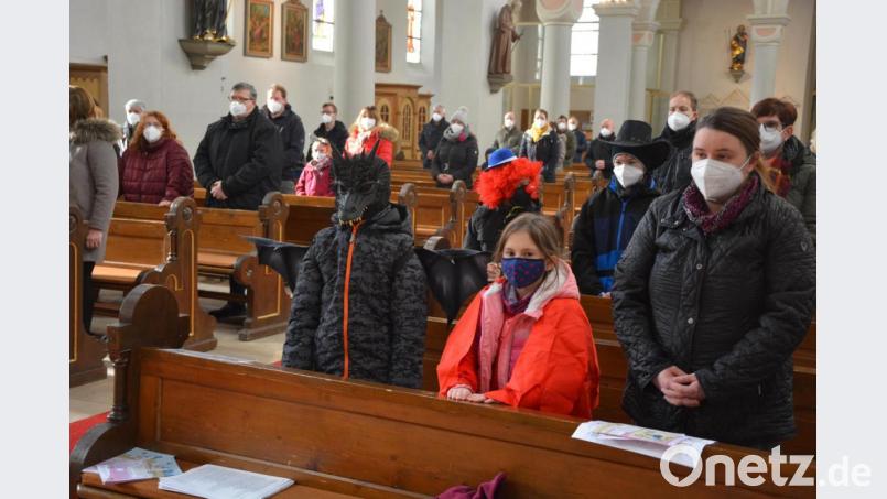 Zum Familiengottesdienst am Sonntag in der Stadtpfarrkirche kam der Großteil der Kinder kostümiert. Bild: jr
