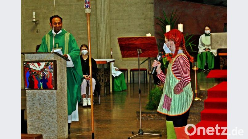 Pippi und der Pfarrer vor der Predigt beim Faschingsgottesdienst in der Kirche. . Bild: zer