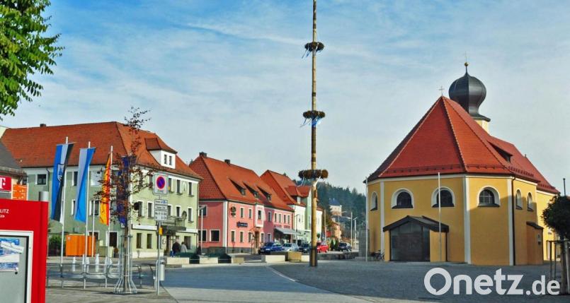 In exponierter Lage: Der ehemalige &quot;Gasthof zum schwarzen Bären&quot; (links, grünes Gebäude) trägt wesentlich zur Ansicht des Marktplatzes bei Bild: twi