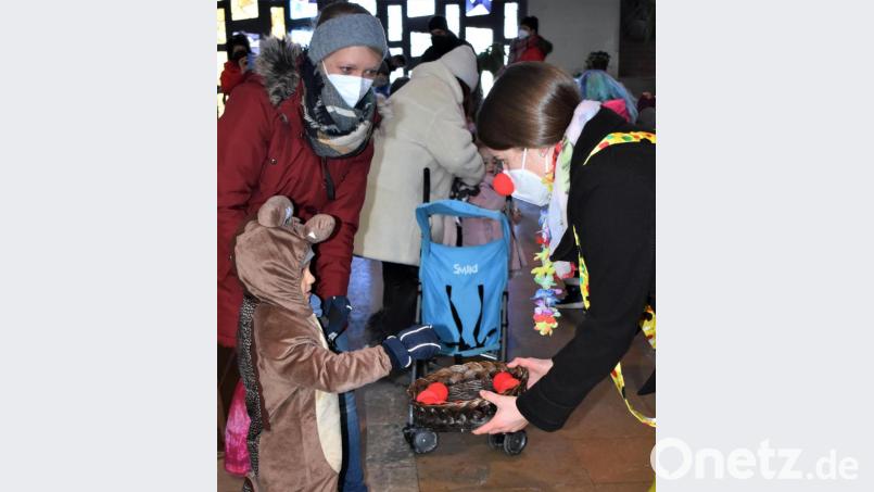 Die Kinder bekamen am Schluss eine rote Clownsnase.n Bild: rgr
