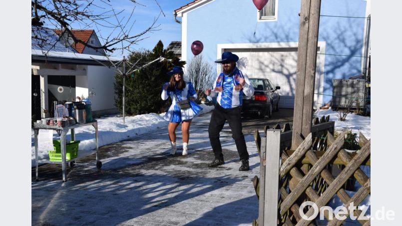 Auch Michaela und Josef Pflaum geben sich an der &quot;Dance-Station&quot; die Ehre und twisten um die Wette. Bild: fla
