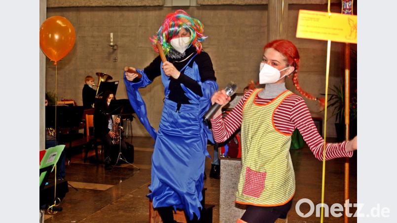 Die Hexe und Pippi bereiten den Gottesdienstbesuchern riesige Freude mit ihren Auftritten. Bild: zer