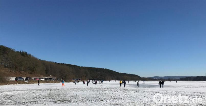 So weit das Auge reicht, sind die überschwemmten Wiesen zu einem Eislaufparadies gefroren. Bild: wlr
