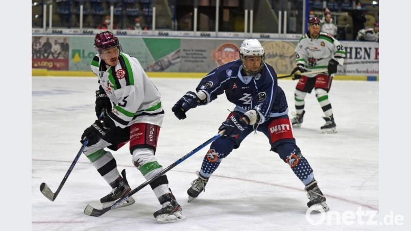 Die Blue Devils empfangen am Dienstag um 20 Uhr die Passau Black Hawks. Kehrt Philipp Siller (rechts, Szene aus der Partie gegen die Starbulls Rosenheim) ins Team zurück oder muss er wie am Sonntag erneut als 13. Stürmer pausieren? Archivbild: gb