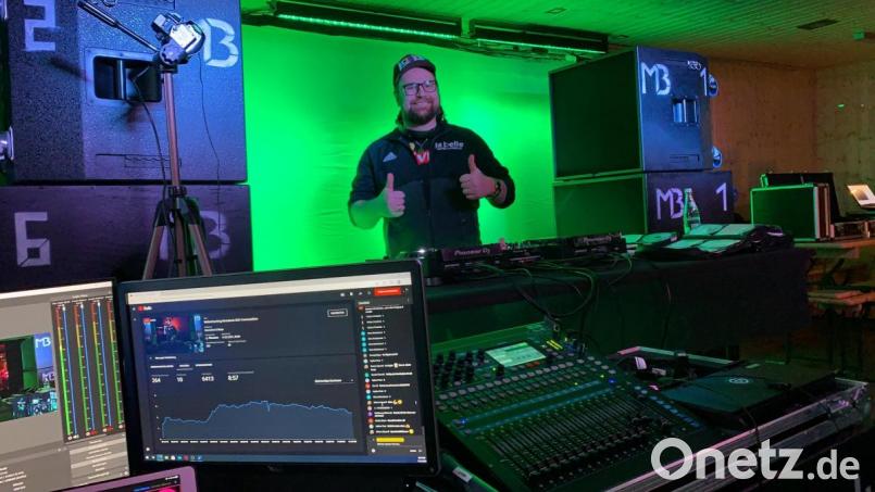 DJ Michael B. sorgt am „Naschn Pfinsta“ auf dem Youtube-Kanal „Weiberfasching Moosbach“ für musikalische Unterhaltung. Der Verein Mühlschleif-Haisl hatte das organisiert. Bild: gi
