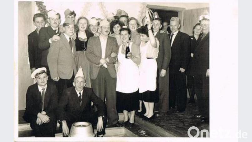 Die Kostümierten beim Fußballerball 1958. Archivbild: bk
Oder: Stimmung und gute Laune beim FC-Ball 1958. Archivbild: bk