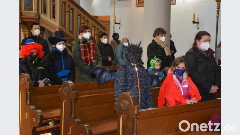 Zum Familiengottesdienst am Sonntag in der Stadtpfarrkirche kam der Großteil der Kinder kostümiert. Bild: jr