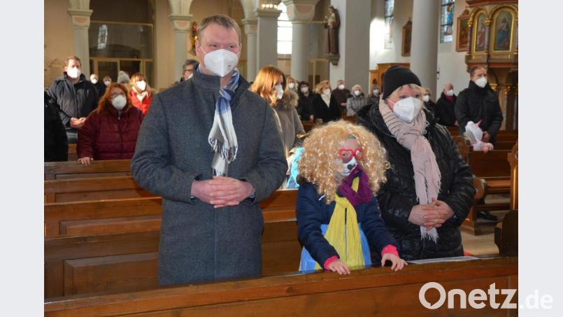 Zum Familiengottesdienst am Sonntag in der Stadtpfarrkirche kam der Großteil der Kinder kostümiert. Bild: jr