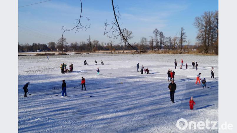Auf dem Wieseneis an der Kreisstraße von Schirmitz nach Moosbürg vergnügen sich bei herrlichem Winterwetter die Jugendlichen aus Schirmitz und Umgebung beim Schlittschuhlaufen oder Eishockeyspielen. Bild: du