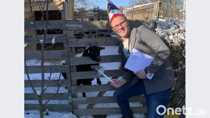Was wäre das Michareither Fosnatbladl ohne Themen aus Konnersreuth? Diesmal setzten die Narren auf detektivische Hilfe. Ein Interview mit einer Goas, so wie hier im Bild angedeutet, gab es allerdings nicht. Bild: Schlüsselclub Münchenreuth/exb