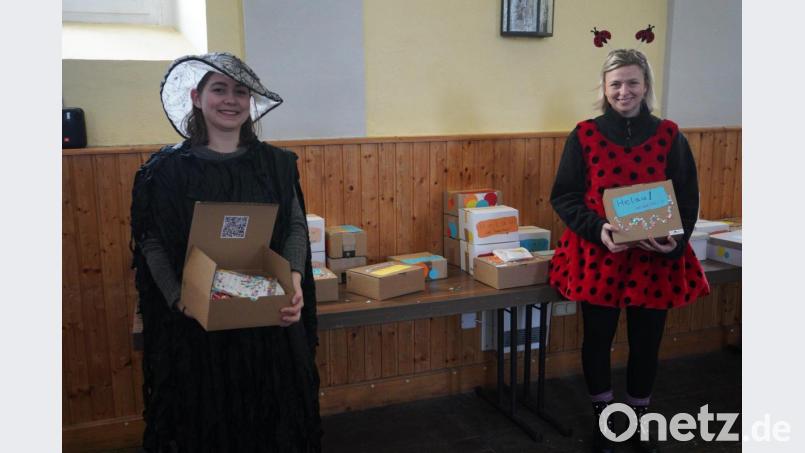 Mirjam Müller und Maria Heser (von links) fuhren 80 Faschingsboxen in Kemnath aus. Bild: kaz