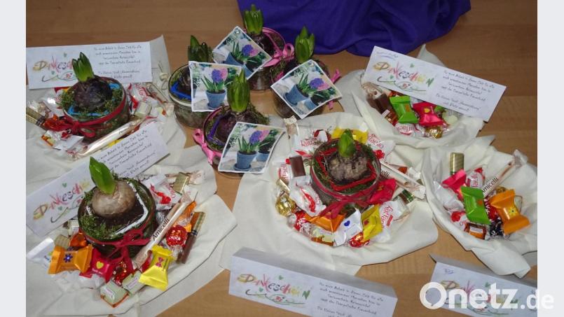 Der Flosser Evangelische Frauenbund denkt an seine Mitglieder im Pflegeheim Am Reiserwinkel und übergibt einen Blumengruß. Bild: le