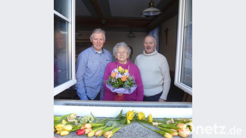 Maria Kurz, Post-Wirtin aus Berufung, mit ihren Söhnen Matthias und Hans (von links), ist auch mit 90 aus der Szenerie der Kaltenbrunner Gastlichkeit nicht wegzudenken. Das Telefon stand deshalb am Freitag nicht still. Bild: bk