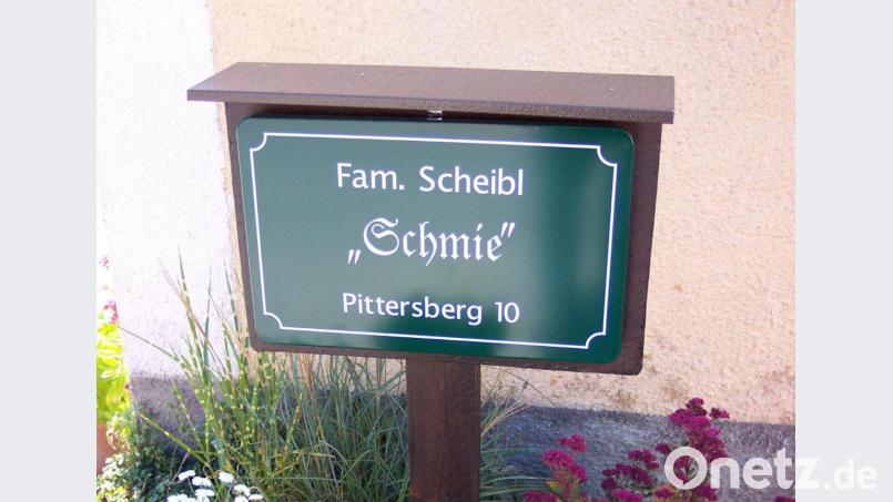 Vier Hoftafeln beispielsweise von vielen anderen, die seit 2006 in der Pfarrei Pittersberg und darüber hinaus für althergebrachte Haus- und Hofnamen aus vergangener Zeit stehen:
Der "Schmie..." von Pittersberg. Bild: gm