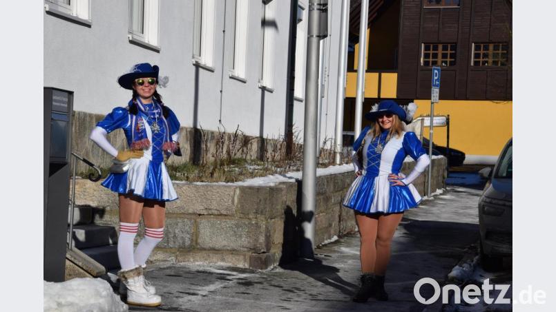 Lisa Prem (links) und Katharina Meyer (rechts) sind zwei der Organisatorinnen der Garde-Schnitzeljagd des Vohenstraußer Faschingsvereins. Bild: fla