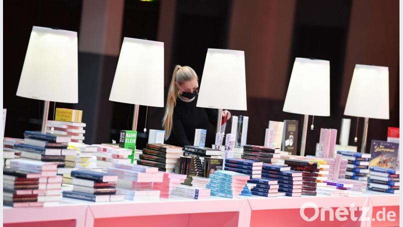 Eine Mitarbeiterin der Frankfurter Buchmesse an einem Buchstand in der Festhalle: Corona-bedingt gab’s 2020 eine Sonderausgabe der Buchmesse. In diesem Jahr ist die Messe für die erste Oktoberwoche geplant. Archivbild: Arne Dedert/dpa