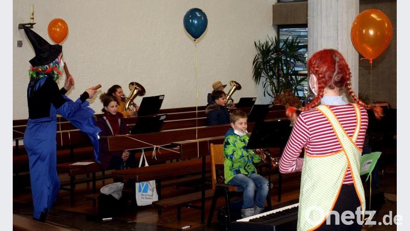 Die &quot;Blechfrösche&quot; spielen fröhliche Lieder mit christlichem Charakter und fordern die Gläubigen zum Mitklatschen auf. Bild: zer