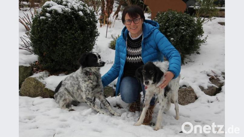 Maria Neumayr mit ihren beiden wintersportbegeisterten Hunden &quot;Socco&quot; (links) und &quot;Gin&quot; (rechts). Bild: kro