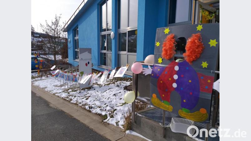 Ein Faschingszug der besonderen Art am Kindergarten St. Josef in Raigering – ganz ohne Ansteckungsgefahr. Bild: exb