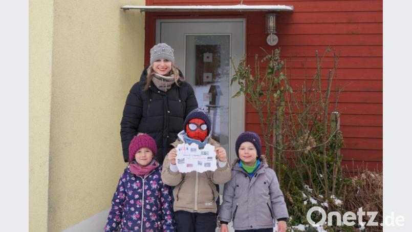 Tanja Lindner mit ihren drei Kindern Emilia (4), Leon (6) und Jonas (3) macht sich unter den Augen von Toni, Betty und Ulrike Simmerl auf Schatzsuche. Bild: fvo