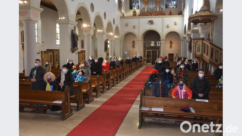 Zum Familiengottesdienst am Sonntag durften Kinder mit Faschingskostümierung in die Stadtpfarrkirche St. Jakob kommen. Bild: jr