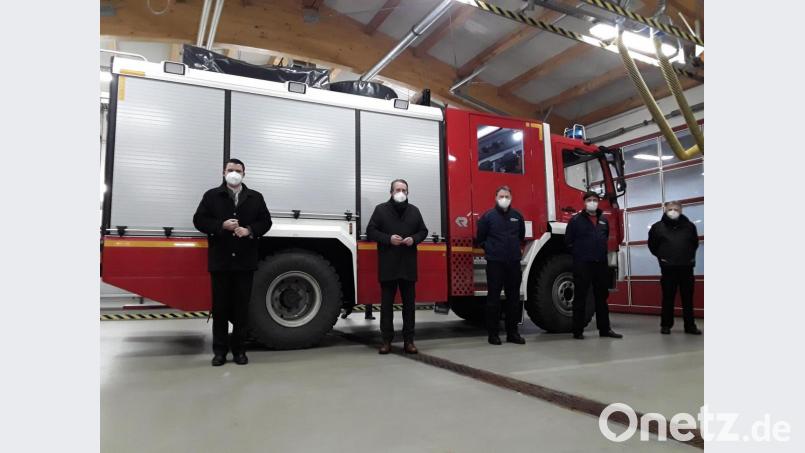 Landrat Thomas Ebeling, Bürgermeister Frank Zeitler, stellvertretender Kommandant Robert Weber, Kommandant Andreas Ringlstetter und Kreisbrandrat Robert Heinfling (von links) freuen sich über das neue Fahrzeug. Bild: Feuerwehr Landkreis Schwandorf, Hans-Jürgen Schlosser/exb