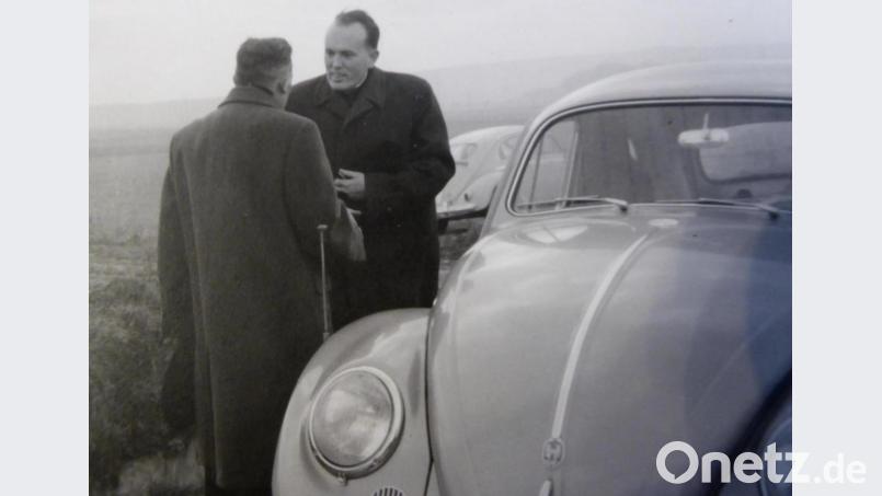 Bürgermeister Josef Faltenbacher empfängt am 3.12.1960 den neuen Priester Gottfried Leibl am Ortseingang. Repro:Brovira/fsb fsb