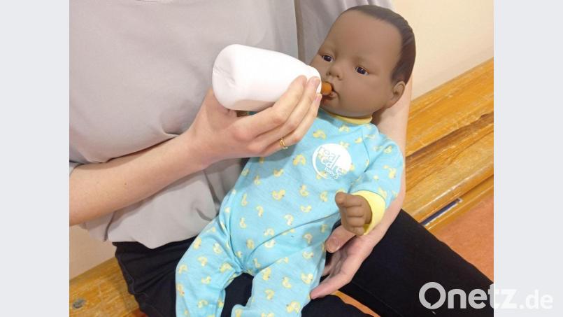 Der Babysimulator will im Arm gehalten und gefüttert werden wie ein echter Säugling auch. Bild: Eva Mittig/exb