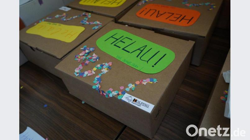 Helau! Die Faschingsbox ist mit Süßigkeiten und Spielideen befüllt. Bild: kaz