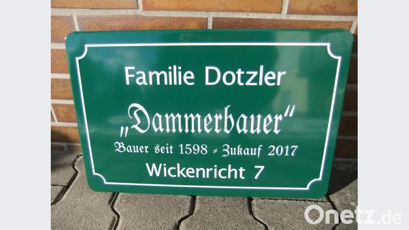 Der bislang letzte auswärtige Landwirt, der eine Tafel für seine Hofstelle bestellte, ist Georg Dotzler aus Wickenricht nördlich Edelsfeld. Diese Hofstelle bewirtschaftet seine Familie bereits seit 1598. Der Hofname Dammerbauer bleibt durch das Schild erhalten. Bild: gm