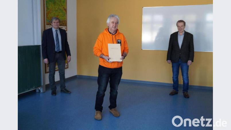 Rektor Werner Winderl (links) und Konrektor Rudi Schneider (rechts) verabschiedeten Alois Köppl in den Ruhestand.
﻿ Bild: wel