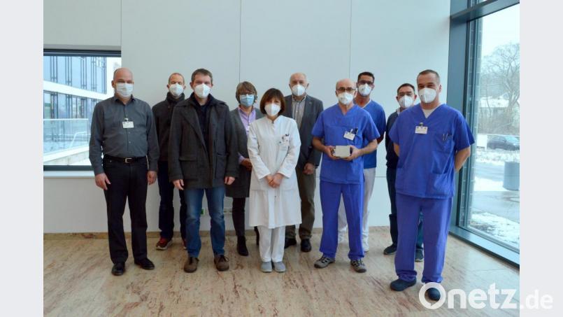 Klein, aber teuer ist das Narkosegas-Modul in den Händen des pflegerischen Leiters der Intensivstation, Hubert Forster (Vierter von rechts). Dieses rund 7200 Eure teure Gerät haben der Fördervereinsvorsitzende Andreas Wopperer (Dritter von links) und seine Vorstandskollegen an Chefärztin Dr. Regina Birk (Fünfte von links) und den stellvertretenden Geschäftsführer Michael Enzmann (Zweiter von rechts) übergeben. Bild: Marion Hausmann/exb