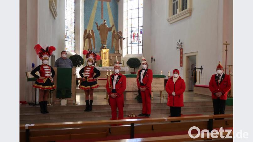 Am Faschingssonntag war die Narrhalla - dieses Jahr in kleiner Besetzung - zu Gast im Gottesdienst. Die Predigt hielt Pfarrer Hubert Bartels in Reimform. Bild: wrm