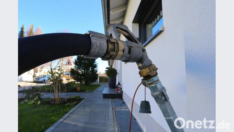 Öl, das in den Keller gepumpt wird – künftig soll es solche Bilder immer seltener geben. Bild: Karl-Josef Hildenbrand/dpa