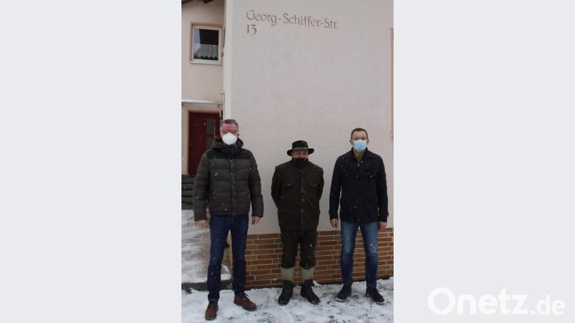 Die Georg-Schiffer-Straße ist ab dem „Klinger-Eck“ bis zum Ortsende in Richtung Schnaittenbach identisch mit der B 14. Da diese früher durch die Innenstadt führte, heißt auch der Abschnitt Klinger- bis zum Apothekereck Georg-Schiffer Straße. Im Bild v. l.: Bürgermeister Hermann Falk, Stadtheimatpfleger Sepp Strobl (bei AKW 25 Jahre als Schmied beschäftigt) und 3. Bürgermeister Hermann Gebhard (seit 1986 bei AKW beschäftigt). Aufnahme vor dem Haus von Hermann Gebhards verstorbenem Onkel Georg. Bild: u