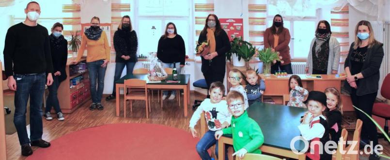 In den wohlverdienten Ruhestand geht Kinderpflegerin Christa Schramm (Vierte von rechts). Mit auf dem Bild die Erzieherinnen des Regenbogen-Kindergartens mit Träger Pfarrer Christoph Zeh (links). Bild: njn