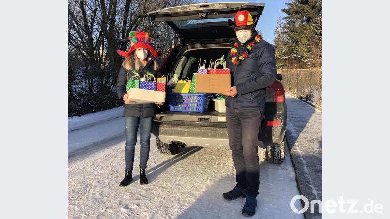SPD-Chefin Nicole Bäumler und Stellvertreter Christoph Schiesl verladen 63 Partytüten für die Lieferung frei Haus. Bild: du