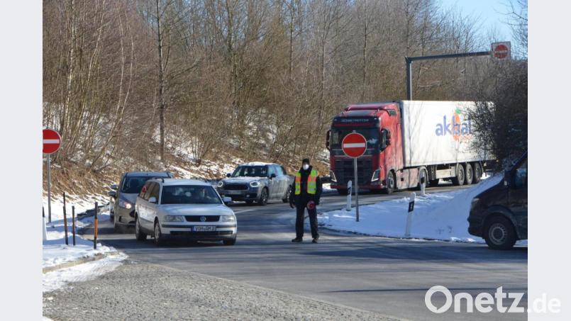 Seit Sonntag werden Einreisende an der Grenze in Waidhaus streng kontrolliert. Bild: dob