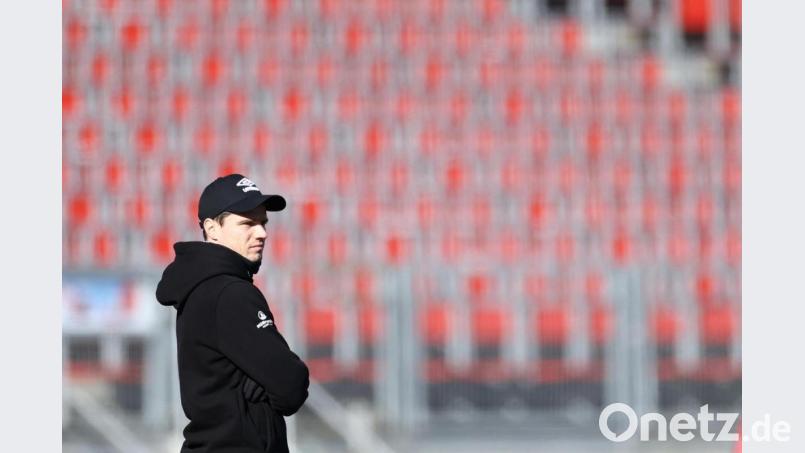 Der Nürnberger Trainer Robert Klauß hat bei der Pressekonferenz nach der Niederlage gegen St. Pauli „seinen“ Matchplan erklärt. Verstanden haben ihn die wenigsten. Bild: Daniel Karmann/dpa