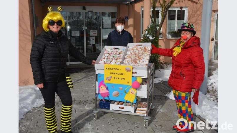 Marion Schaumberger (links) und Tine Axmann-Kolb (rechts) überreichten am Vormittag des Rosenmontags 230 Krapfen und Kücheln für die Bewohner und das Personal des Phönix-Seniorenheims in Mitterteich. Bild: jr