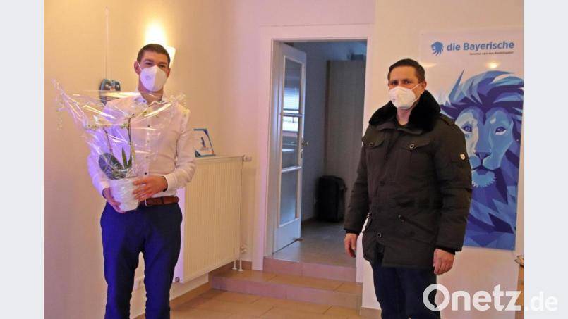 Siegried Zimmermann (links) eröffnet seine Agentur am Eschenbacher Stadtberg. Bürgermeister Marcus Gradl ist einer der ersten Gratulanten Bild: jma
