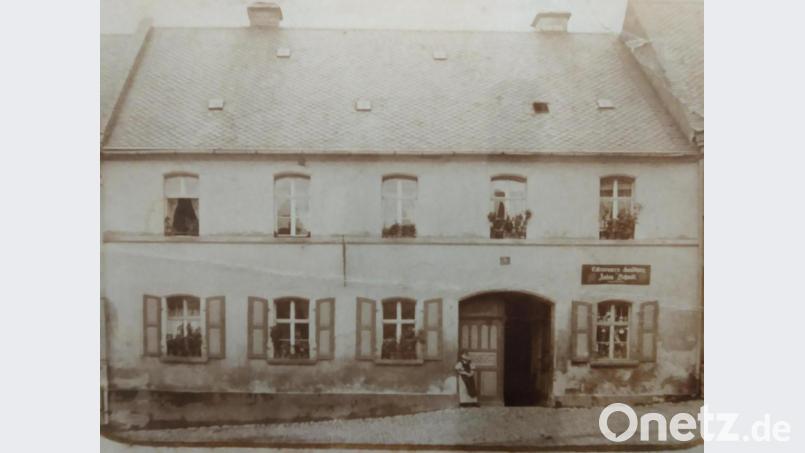Ein Foto von früher – schon damals hatte das Haus am heutigen Eschenbacher Marienplatz im Erdgeschoss einen Laden. Archivbild: hut