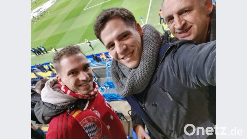Selfie beim FC Chelsea: Max, Andreas und Hans Schatz (von links) aus Wernberg genossen den Faschingsabend mal anders. Bild: mr