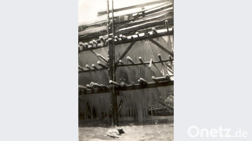 Am Holzgerüst der Fuchsberger Schlossbrauerei haben sich durch Besprühen mit Wasser große Eiszapfen gebildet, die abgeschlagen werden. Bild: Archiv Schlossbrauerei Fuchsberg