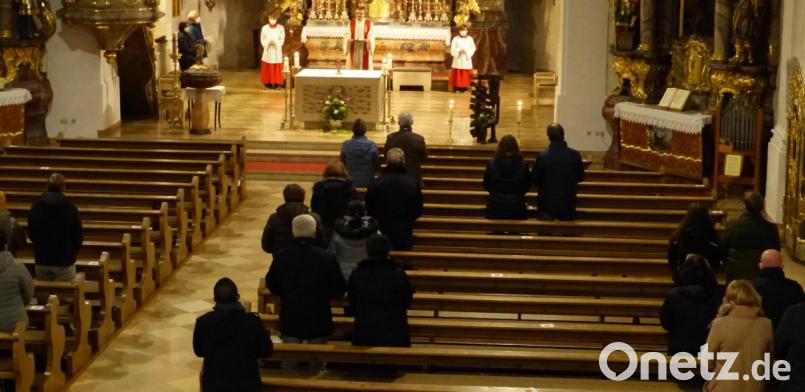 Pfarrer Martin Besold begrüßt die Paare in der Pfarrkirche. Bild: Popp, Holger