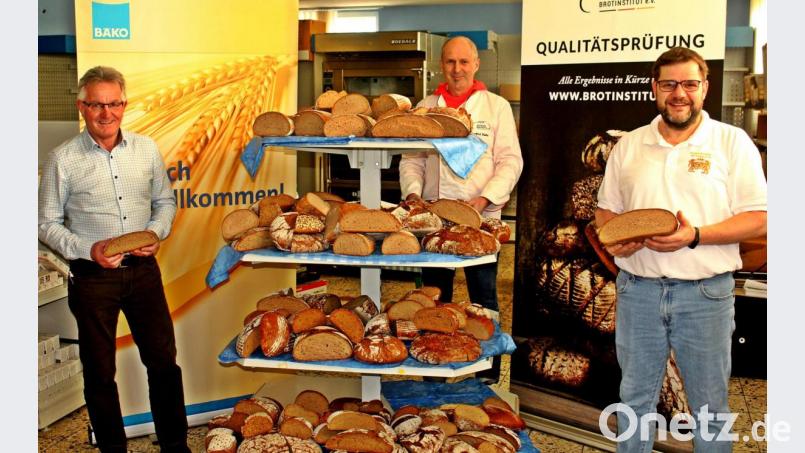 Dem Prüfer Manfred Stiefel (Mitte) zur Seite stehen Bäko-Geschäftsführer Walter Beer (links) und Innungsobermeister Wolfgang Schmid. Bild: R. Kreuzer