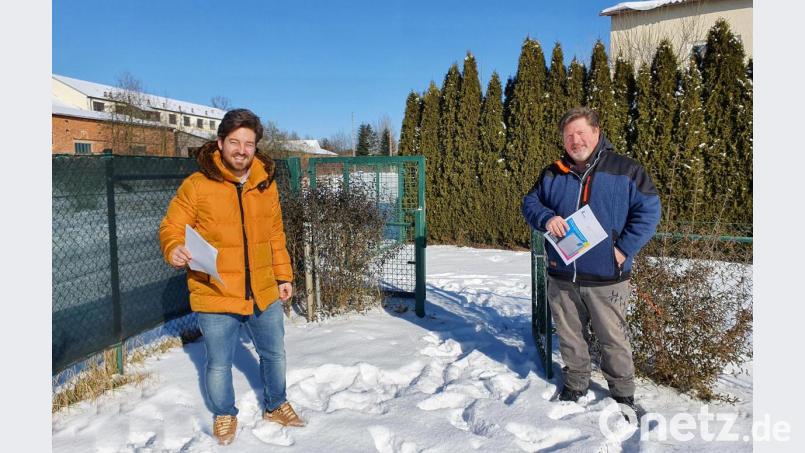 CSU-Ortsvorsitzender Michael Dutz und Ideengeber Oliver Zrenner (von links) stellten das Projekt öffentlicher Schrebergarten am Südweg vor. Bild: wro